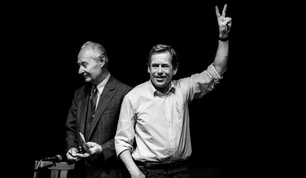 ‫پراگ سال ١٩۶٨،‬ درس دیگری از تاریخ برای عموم‬ – نیکوس موتاس  – ا. م.&nbsp;شیری‬