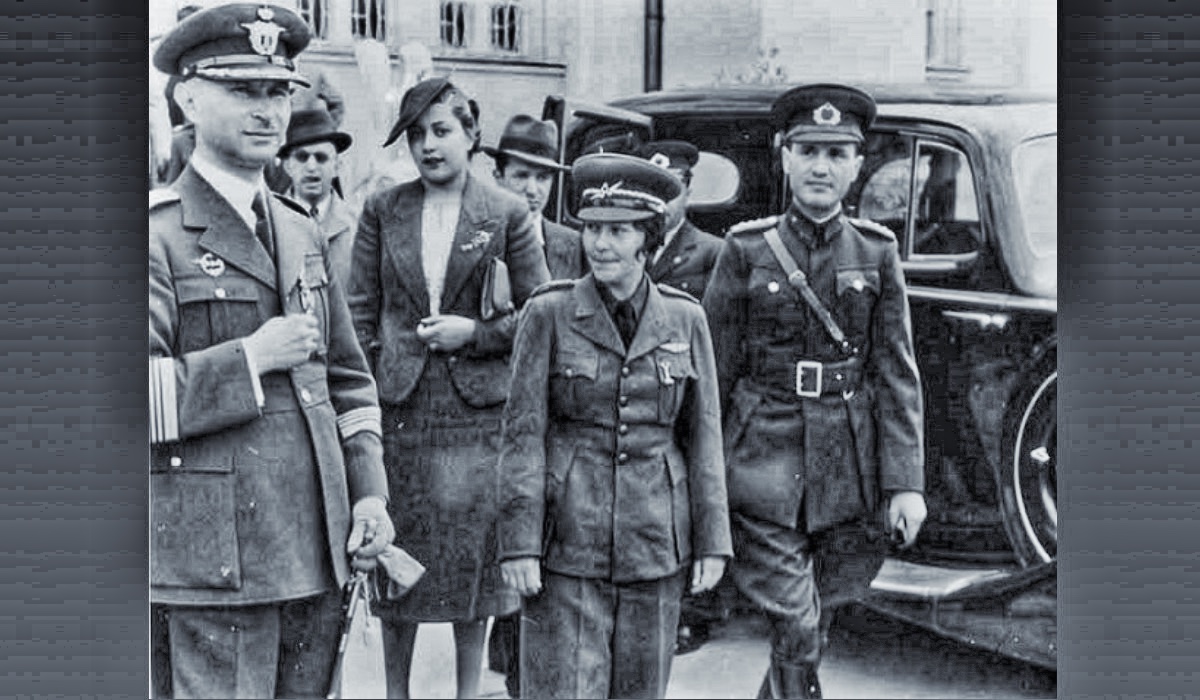 Sabiha_Gokcen_with_cap