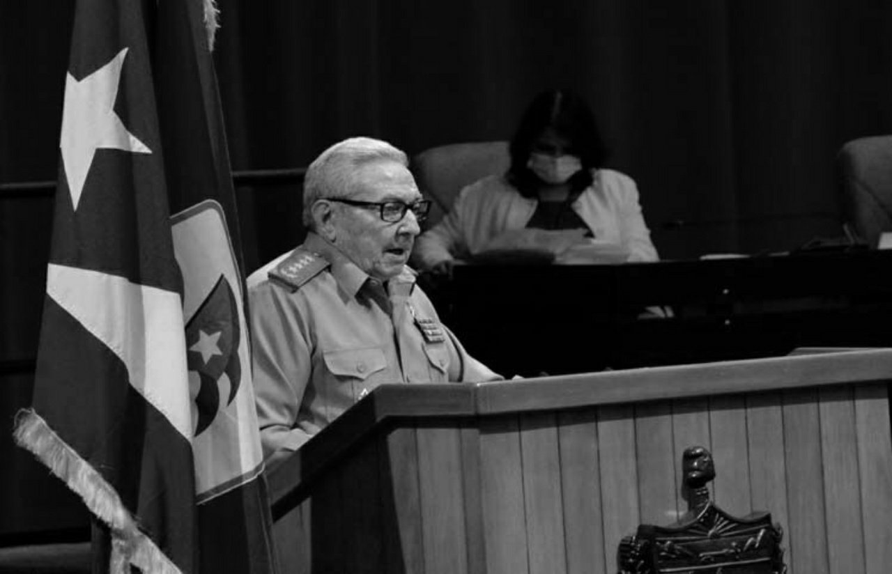 فرمانده رائول کاسترو کناره‌گیری کرد.