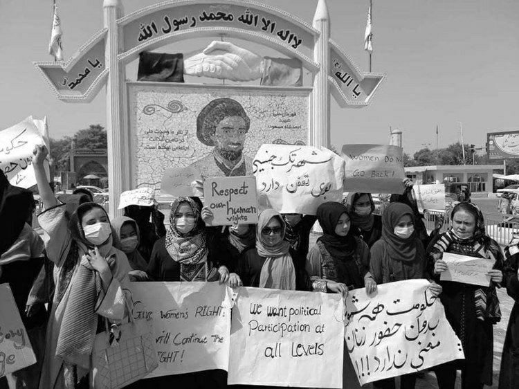 انبوه زنان افغانی برعلیه این تصمیم طالبان درکابل دست به تظاهرات زدند – المیادین – احمد مزارعی