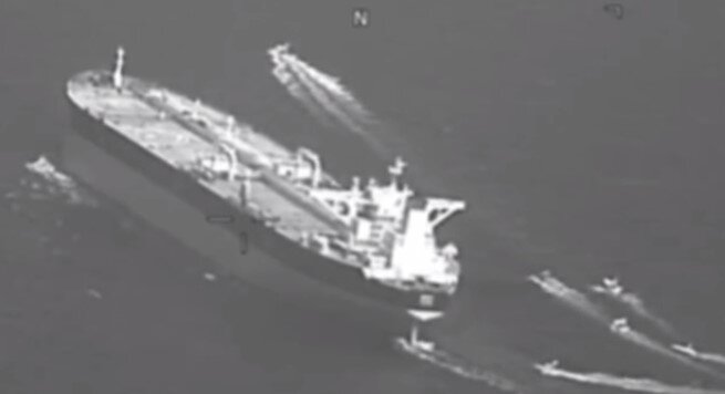 درگیری خطرناک ایران و آمریکا در تنگه هرمز بر سر نفت&nbsp;قاچاق.