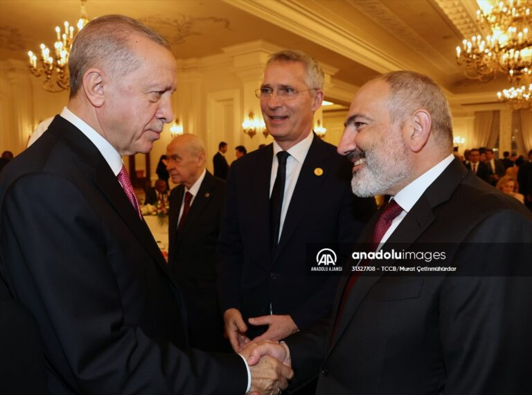 فریبکار از فریبکاران انتقاد&nbsp;کرد.