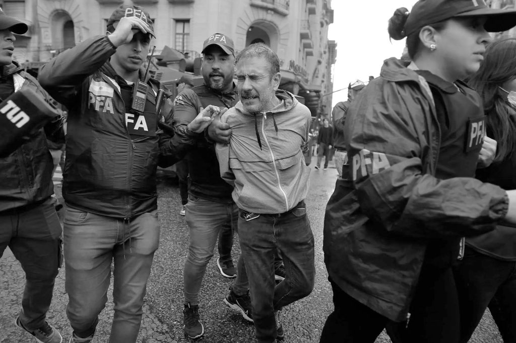 در پی سرکوب راهپیمایی بازنشستگان در آرژانتین، 672 زخمی و 114 بازداشتی گزارش&nbsp;شد