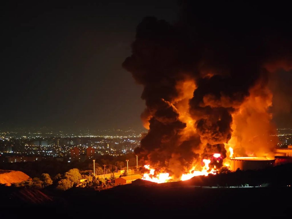 گزارشی اسرائیلی: اسرائیل چگونه مخفیانه مخالفان ایرانی و مهاجر را برای حمله از داخل به کار&nbsp;گرفت.